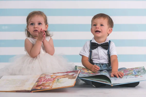 Bonito casal de crianças — Fotografia de Stock