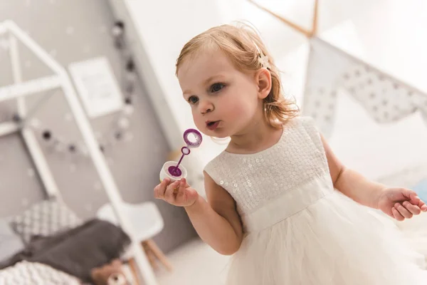 Schattig klein meisje — Stockfoto