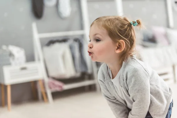 Schattig klein meisje — Stockfoto