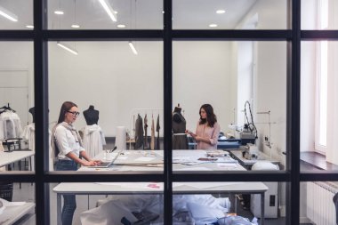 İki tasarımcıları çalışma