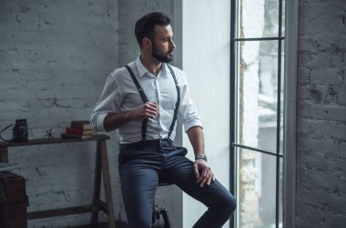 Şık kendine güvenen adam