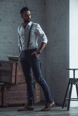 Şık kendine güvenen adam