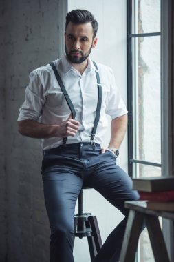 Şık kendine güvenen adam