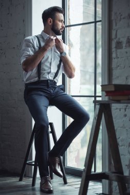 Şık kendine güvenen adam