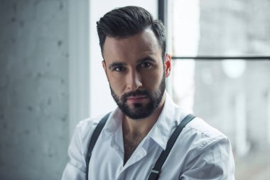 Şık kendine güvenen adam