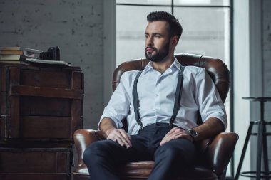 Şık kendine güvenen adam