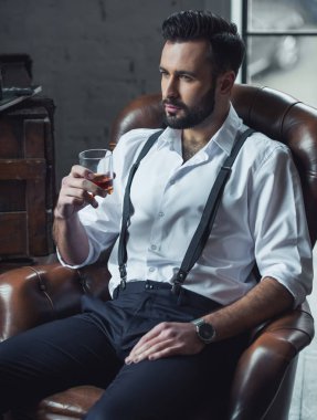 Şık kendine güvenen adam