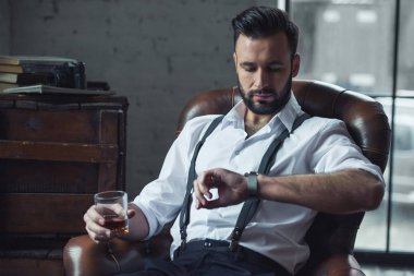 Şık kendine güvenen adam