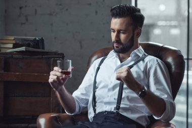 Şık kendine güvenen adam