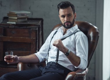 Şık kendine güvenen adam