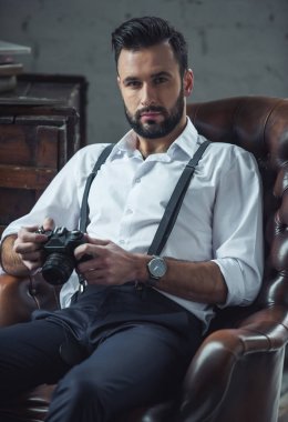 Şık kendine güvenen adam