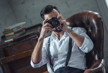 Şık kendine güvenen adam