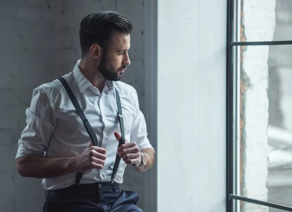 Homem confiante elegante — Fotografia de Stock