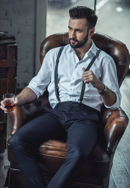 Şık kendine güvenen adam