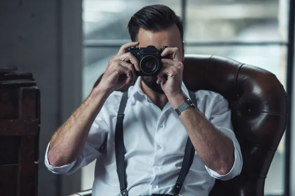 Hombre confiado con estilo —  Fotos de Stock