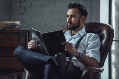 Şık kendine güvenen adam