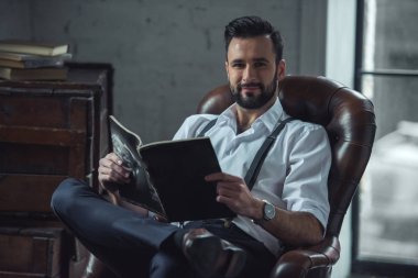 Şık kendine güvenen adam