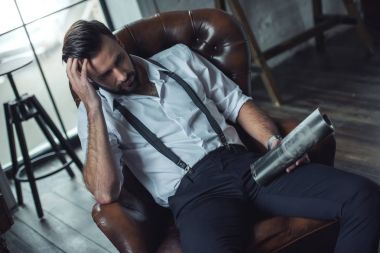 Şık kendine güvenen adam