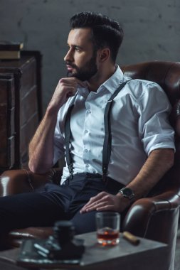 Şık kendine güvenen adam