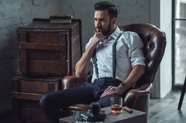 Şık kendine güvenen adam