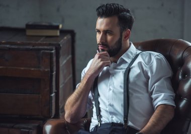 Şık kendine güvenen adam