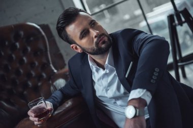 Şık kendine güvenen adam