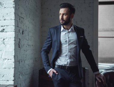 Şık kendine güvenen adam