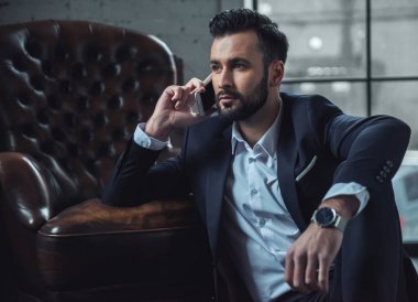 Şık kendine güvenen adam