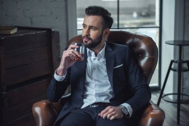 Şık kendine güvenen adam