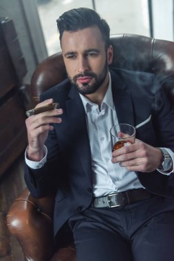 Şık kendine güvenen adam