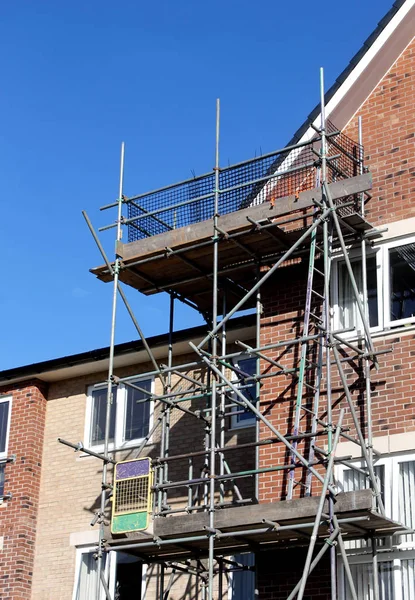 Scaffolding on exterior of modern building — Stock Photo, Image