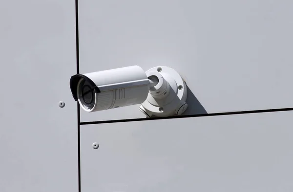 Câmera CCTV montada na parede — Fotografia de Stock