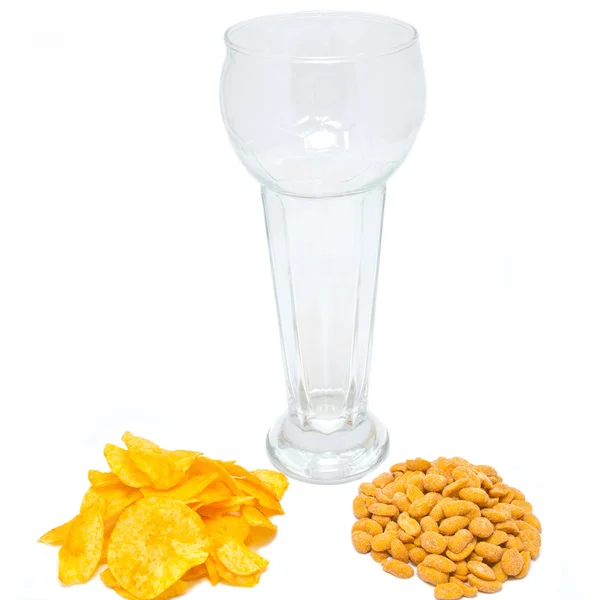 Bierglas mit Chips und Erdnüssen — Stockfoto