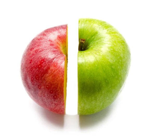 Творческое яблоко в сочетании с двумя половинами — стоковое фото
