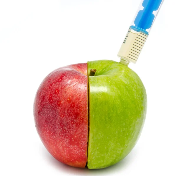 Инъекция шприца в яблоко — стоковое фото