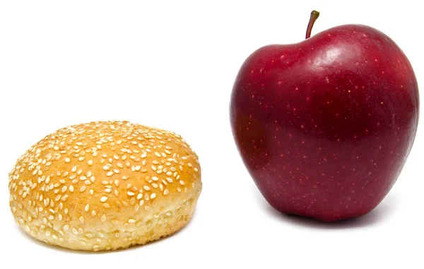 Apfel und Humburger auf Weiß — Stockfoto