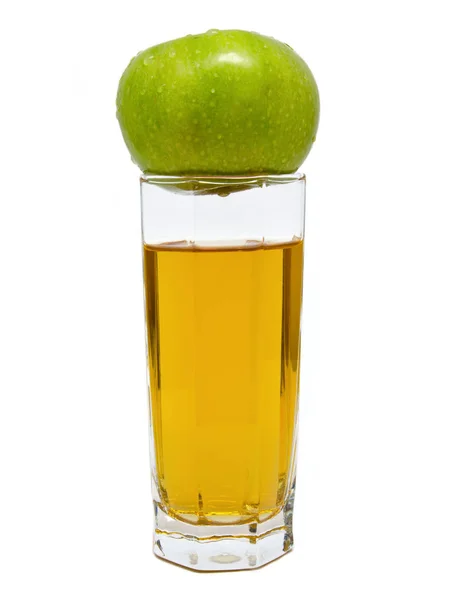 Vaso de zumo de manzana con manzana verde encima —  Fotos de Stock