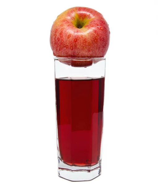 Verre de jus de pomme aux pommes rouges isolé sur blanc — Photo