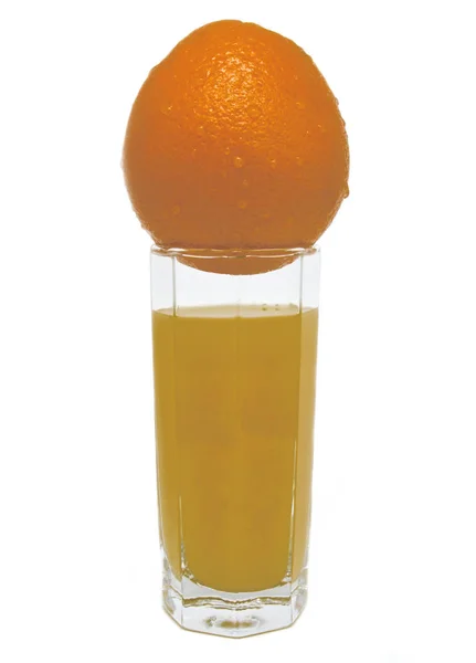 Verre de jus d'orange avec orange jaune sur le dessus — Photo