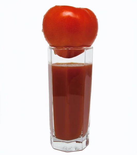 Vaso de jugo de tomate con tomate en la parte superior —  Fotos de Stock