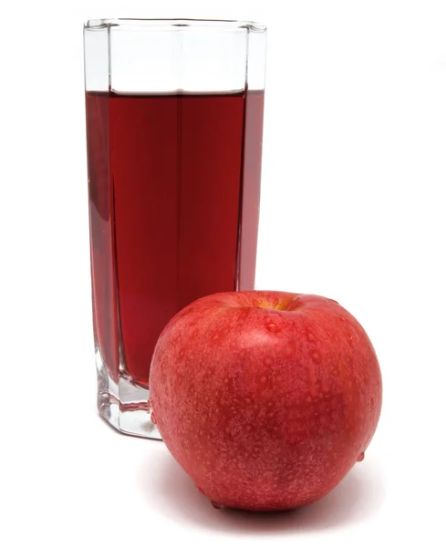 Glas Apfelsaft mit rotem Apfel isoliert — Stockfoto