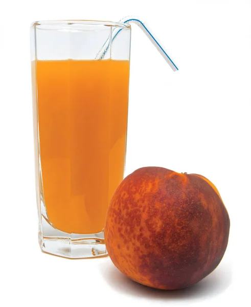 Персиковий фруктовий сік у склянці ізольований — стокове фото