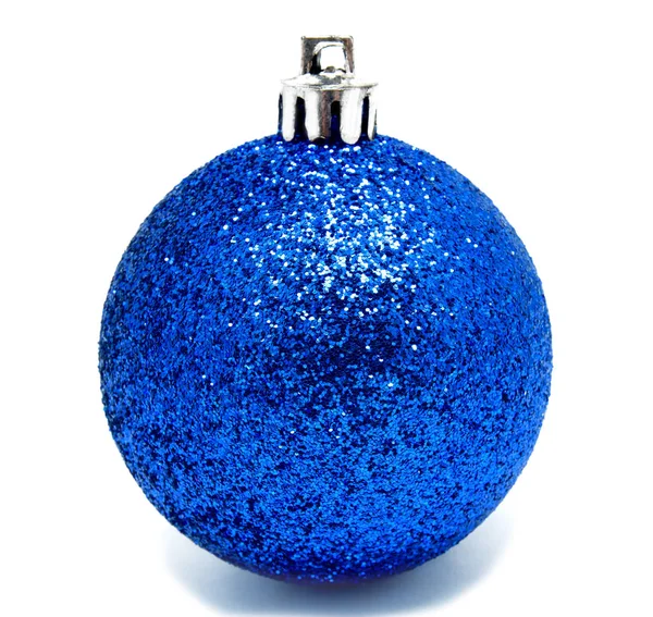 Perfekte blaue Weihnachtskugel isoliert — Stockfoto