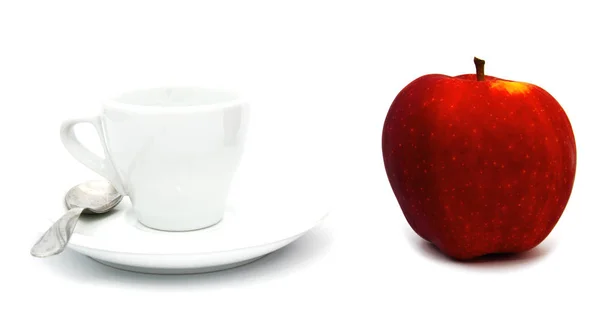 Tasse Tee oder Kaffee mit rotem Apfel — Stockfoto