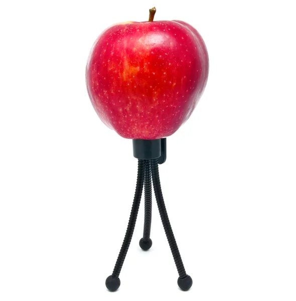 Zdjęcia statywu i czerwone jabłko na białym tle — Zdjęcie stockowe