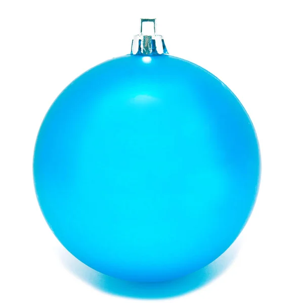 Perfekte blaue Weihnachtskugel isoliert — Stockfoto