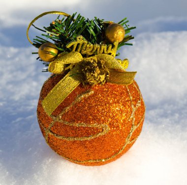 Şerit üzerinde kar ile mükemmel altın Noel top