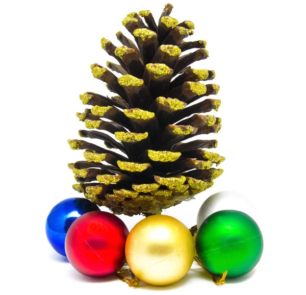 Composición con bolas de decoración de Navidad y cono — Foto de Stock