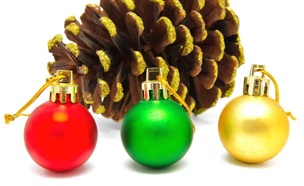 Composição com bolas de decoração de Natal e cone — Fotografia de Stock