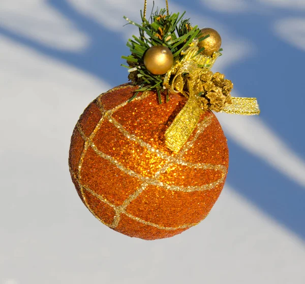 Palla di Natale d'oro perfetta con sulla neve — Foto Stock